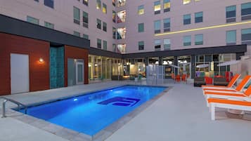 Utomhuspool med öppettider 09.00 till 22.00, och solstolar