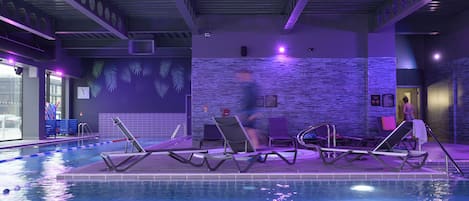 Piscine couverte, chaises longues