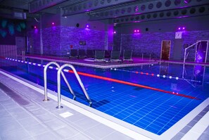 Piscina interna, espreguiçadeiras