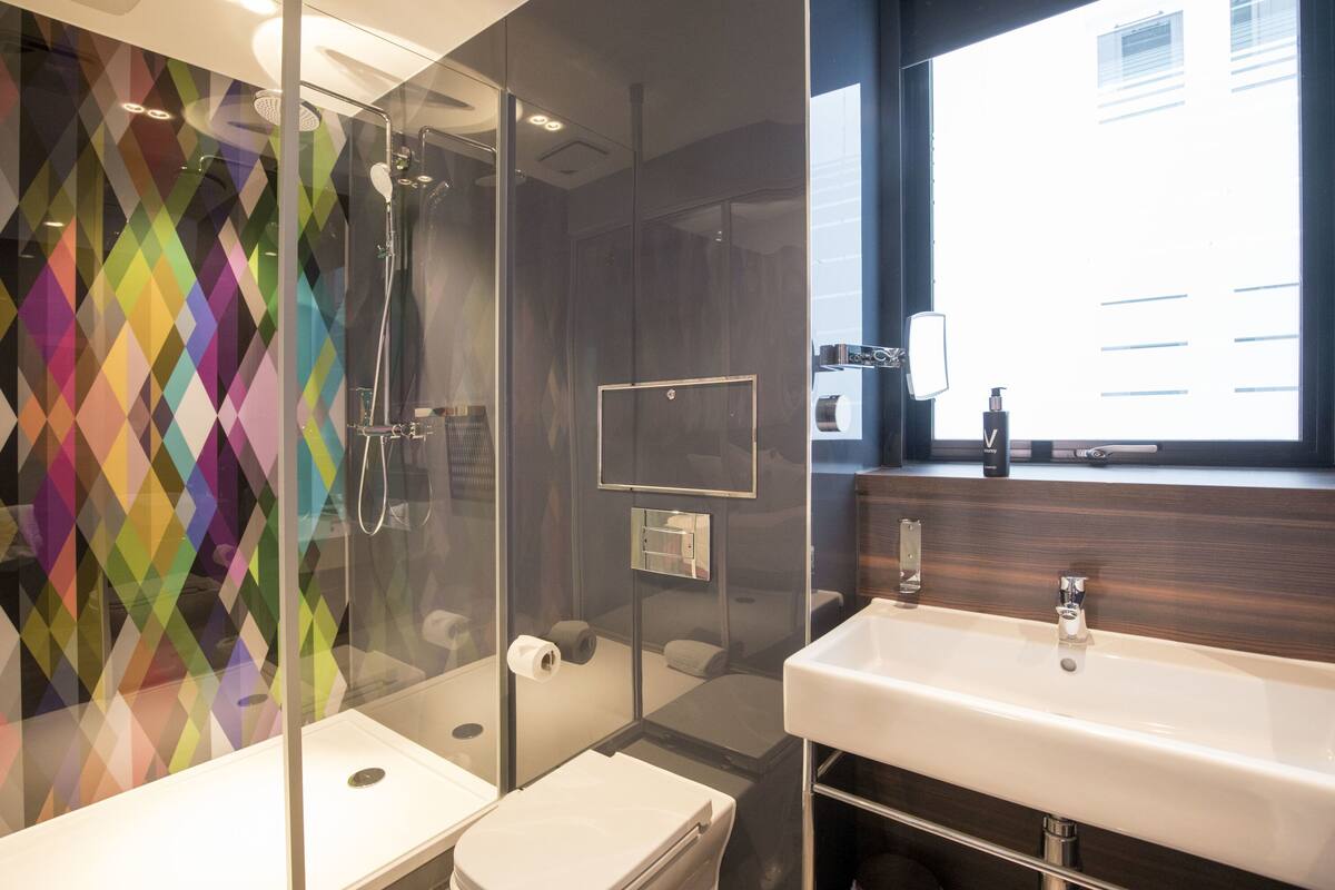 shower, rainfall showerhead, free toiletries, hair dryer