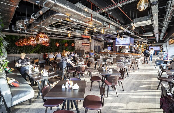 Breakfast, lunch, dinner served; British cuisine - Village Hotel Basingstoke (Basingstoke)