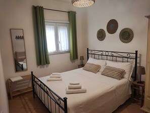4 chambres, fer et planche à repasser, Wi-Fi, draps fournis