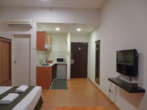 Standard Studio | Iron/ironing board, bed sheets