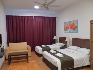 Tabla de planchar con plancha y ropa de cama 