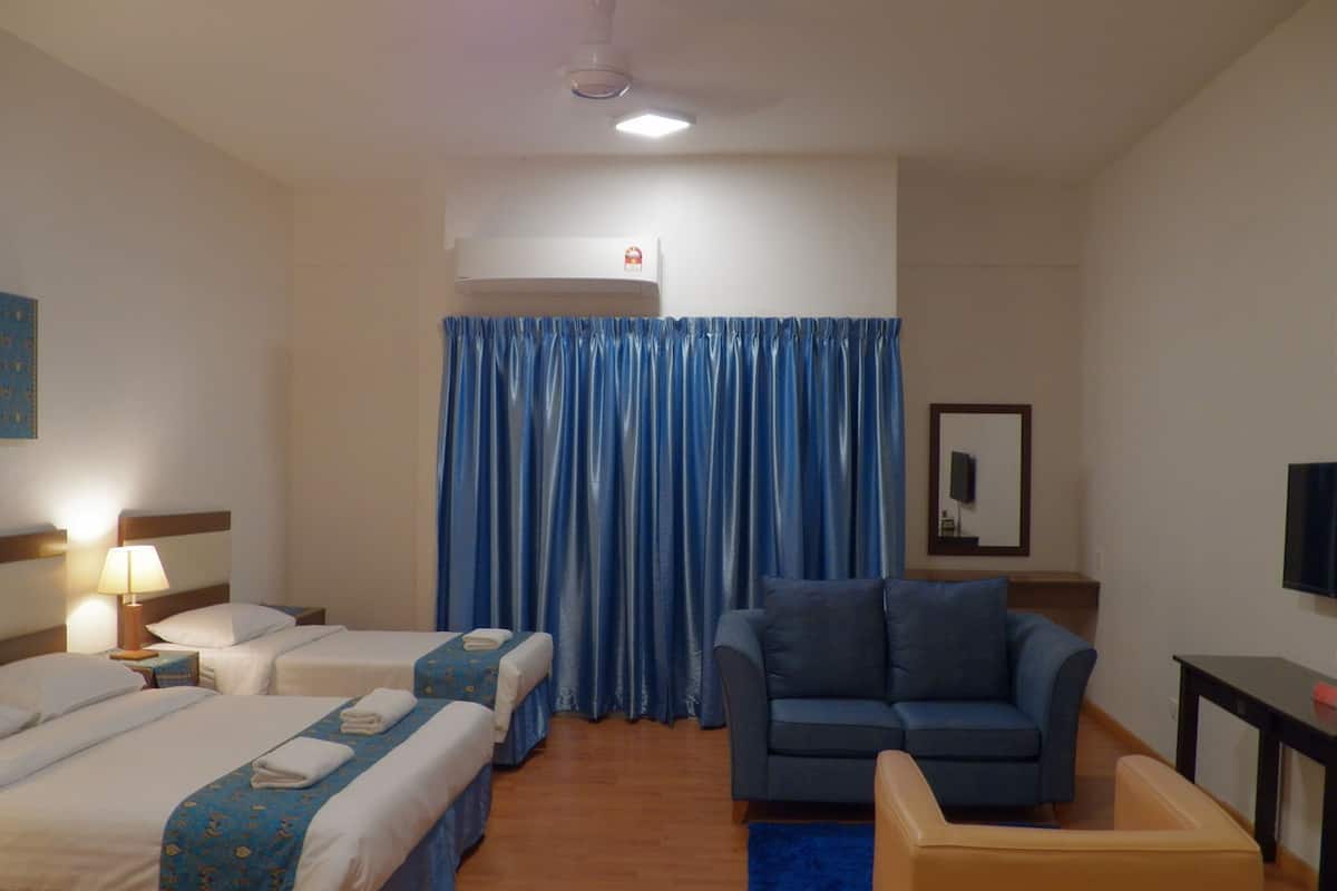 Family Triple Room | 1 bedroom, iron/ironing board, bed sheets