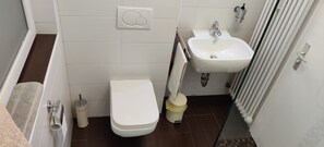 Apartment (B, incl. City Tax) | Badezimmer | Dusche, Haartrockner, Handtücher