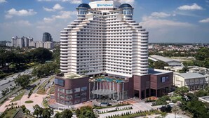 Un hotel de gran altura con un diseño arquitectónico distintivo, que cuenta con una cúpula central y varios balcones.