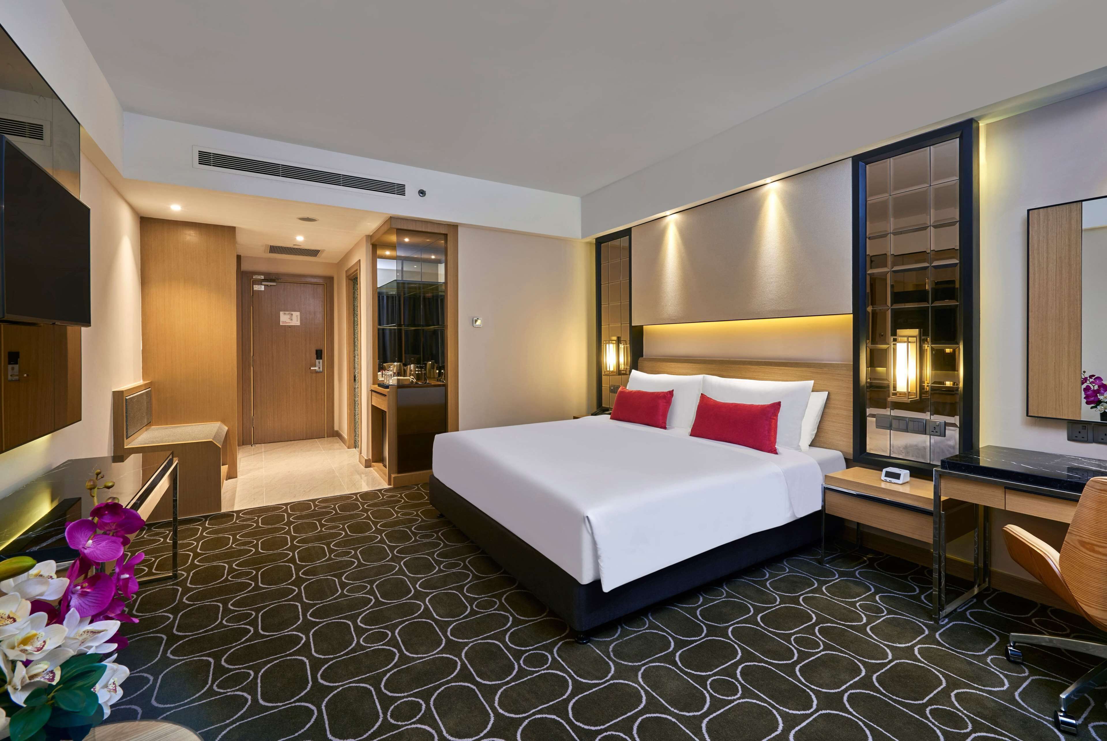 deluxe room, 1 king bed | minibar, in-room safe, desk, laptop workspace