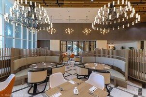 Sarapan, makan tengah hari dan makan malam dihidangkan 