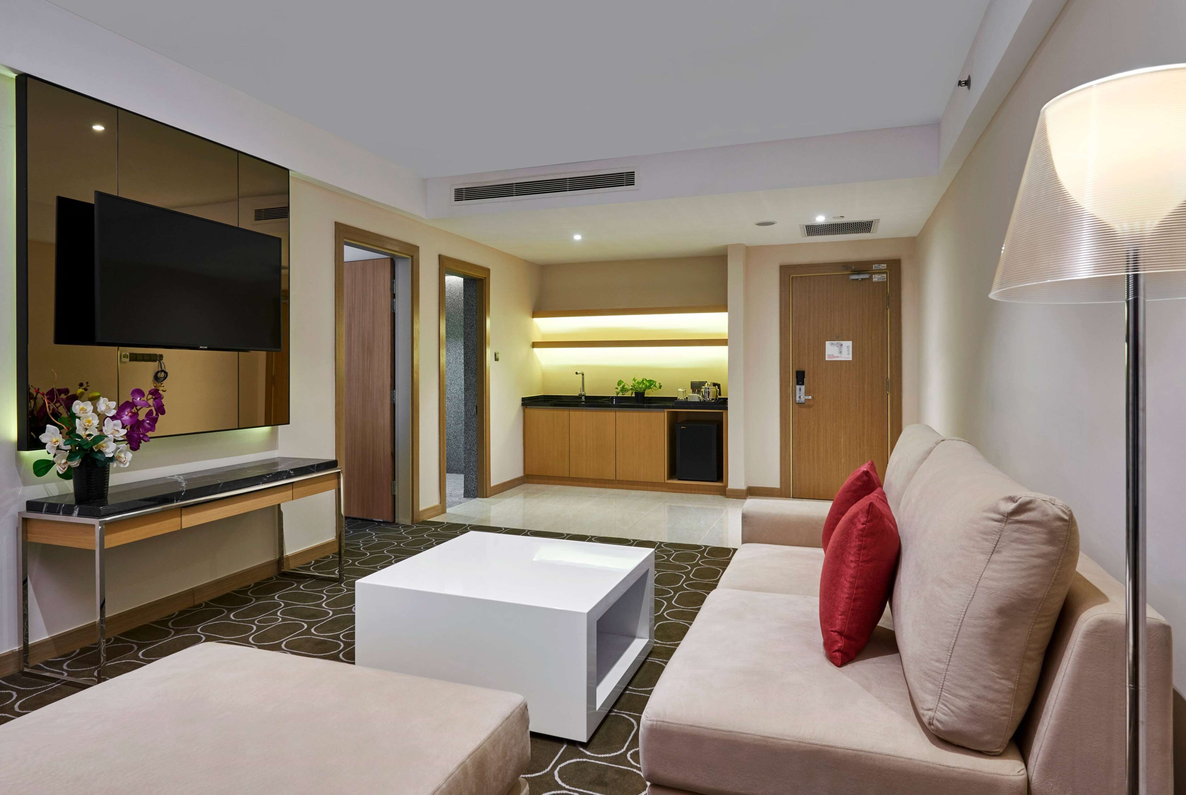 junior suite, 1 king bed | minibar, in-room safe, desk, laptop workspace