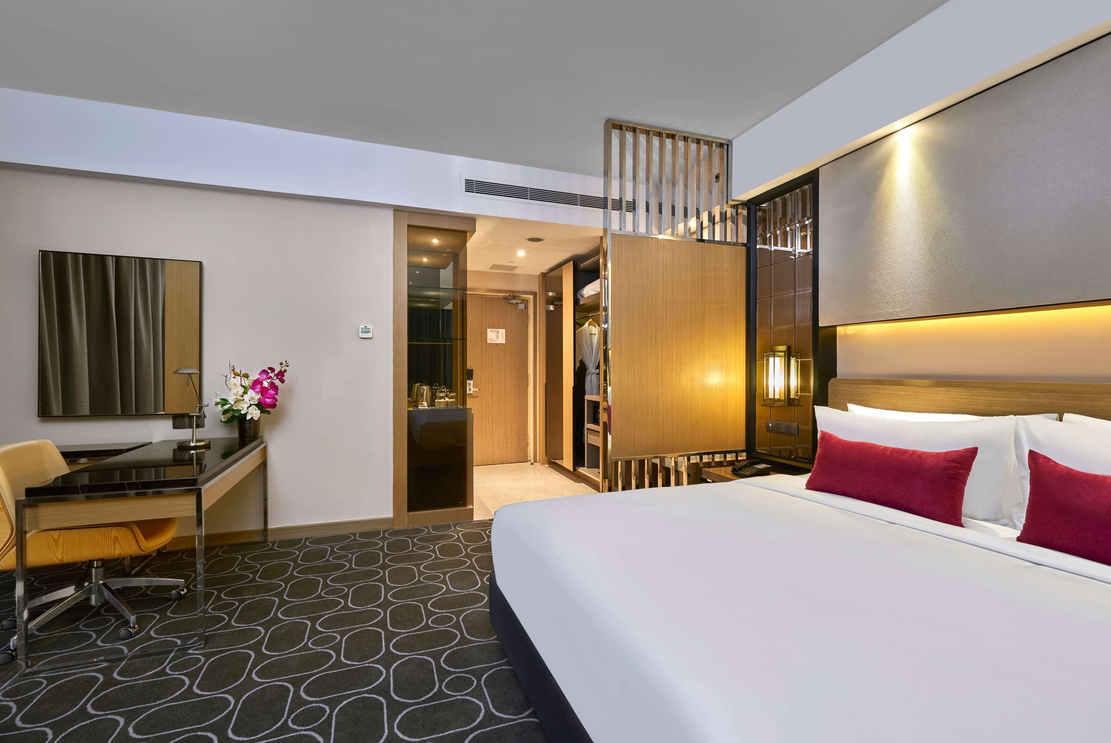 superior room, 1 queen bed | minibar, in-room safe, desk, laptop workspace