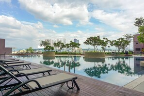 3 piscinas al aire libre, sombrillas, sillones reclinables de piscina