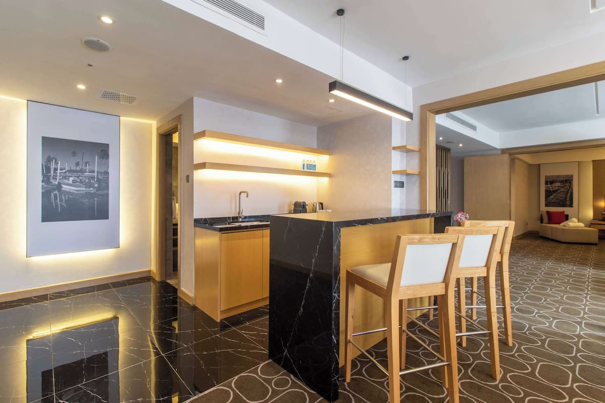 ห้องสวีท, เตียงคิงไซส์ 1 เตียง (3 Bay) | มินิบาร์, ตู้นิรภัยในห้องพัก, โต๊ะทำงาน, พื้นที่ทำงานแบบใช้แล็ปท็อป