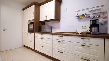 Deluxe Apartment, 2 Bedrooms, Accessible (Pearl Royale) | Private kitchen | Fridge, microwave, oven, stovetop