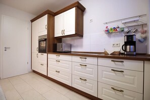 Deluxe-Apartment, 2 Schlafzimmer, barrierefrei (Pearl Royale) | Eigene Küche | Kühlschrank, Mikrowelle, Ofen, Herdplatte