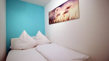 2 kamar tidur, kedap suara, dan setrika/meja setrika