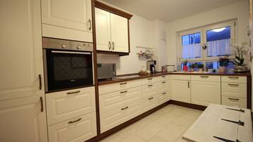 Apartemen Deluks, 2 kamar tidur, akses difabel (Pearl Royale) | Dapur pribadi | Lemari es, microwave, oven, dan kompor