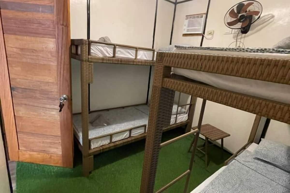 Hypo-allergenic bedding, desk, free WiFi, bed sheets