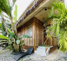 Hypo-allergenic bedding, desk, free WiFi, bed sheets