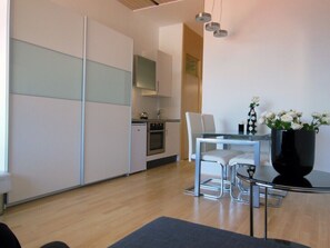 Comfort-huoneisto, 1 makuuhuone (Top floor) | Yksityinen keittonurkkaus | Jääkaappi, liesi, vedenkeitin, keittoastiat/astiat/ruokailuvälineet