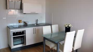 Estúdio conforto (Castle view) | Cozinha privada | Geladeira, cooktop, chaleira elétrica
