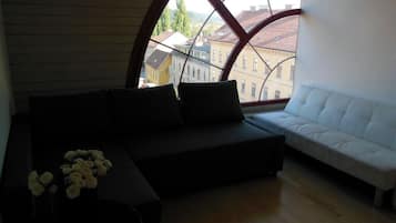 Apartamento conforto, 1 quarto (Top floor) | Área de estar | TV LED 32 polegadas com canais a cabo, TV