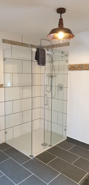 Shower, hair dryer, towels, soap - Arrive and feel good in the exclusive and modern Chalet Weitsee (Reit im Winkl)