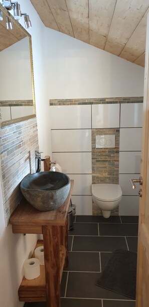 Douche, séchoir à cheveux, serviettes fournies, savon