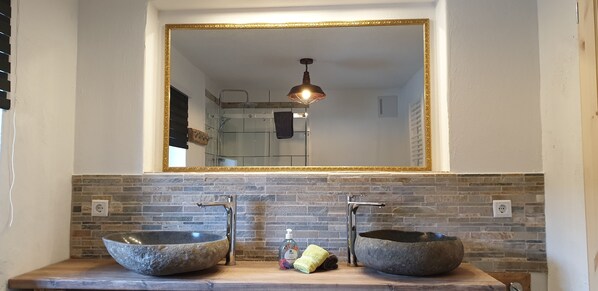 Douche, séchoir à cheveux, serviettes fournies, savon
