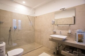 Suite Deluxe | Bany | Dutxa, articles de tocador gratuïts, assecador de cabells i bidet 