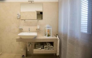 豪華套房 | 浴室 | 淋浴設備、免費盥洗用品、吹風機、坐浴桶