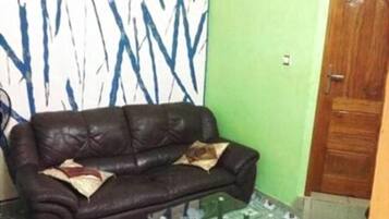 Studio Standard | Coin séjour | Télévision à écran plat de 32 pouces avec chaînes par satellite