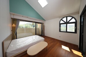 Individually decorated, individually furnished, desk, laptop workspace - Buyeo Park Art Villas (Buyeo)