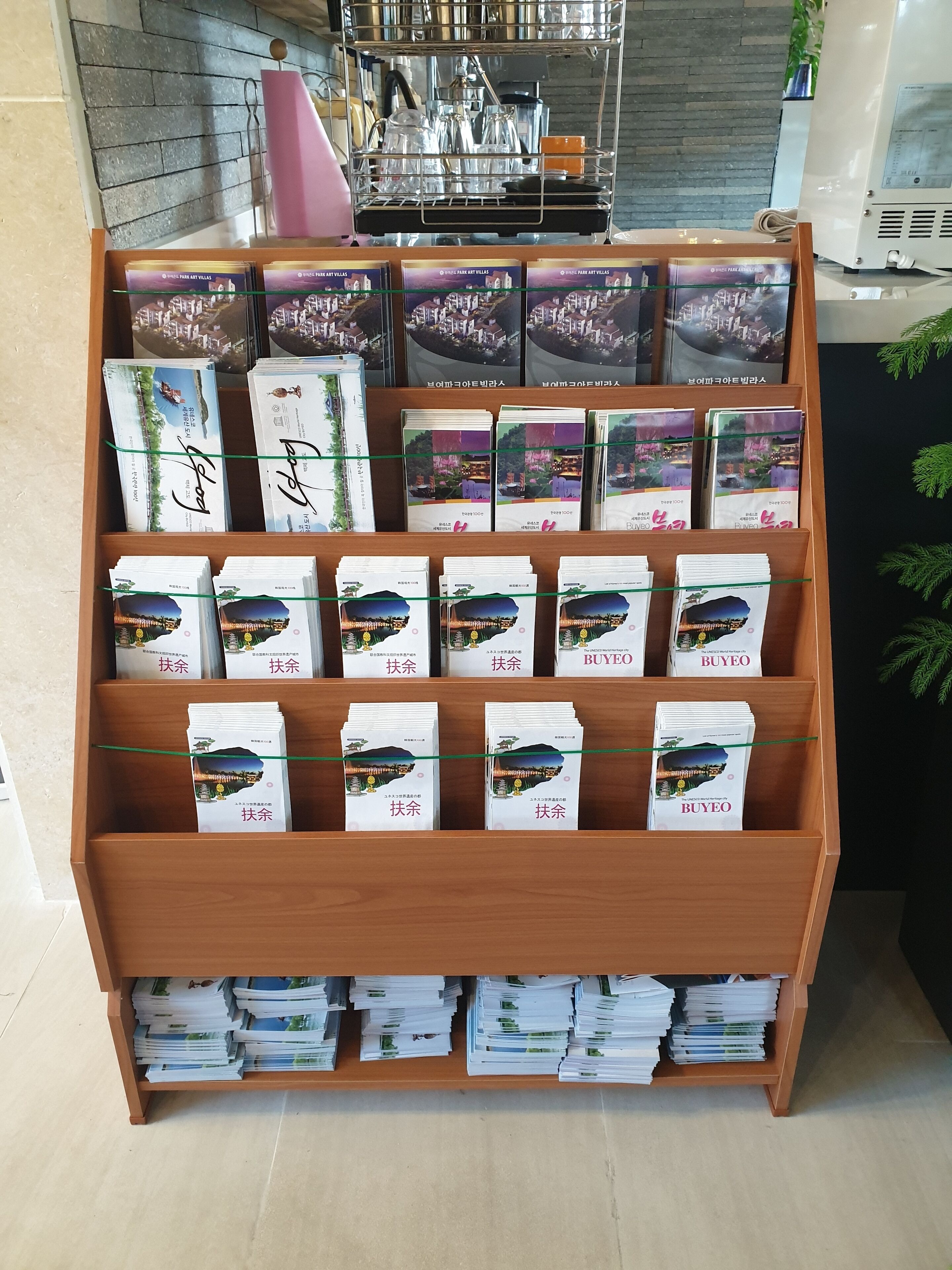 Bücher und Zeitschriften auf einem hölzernen Tisch.