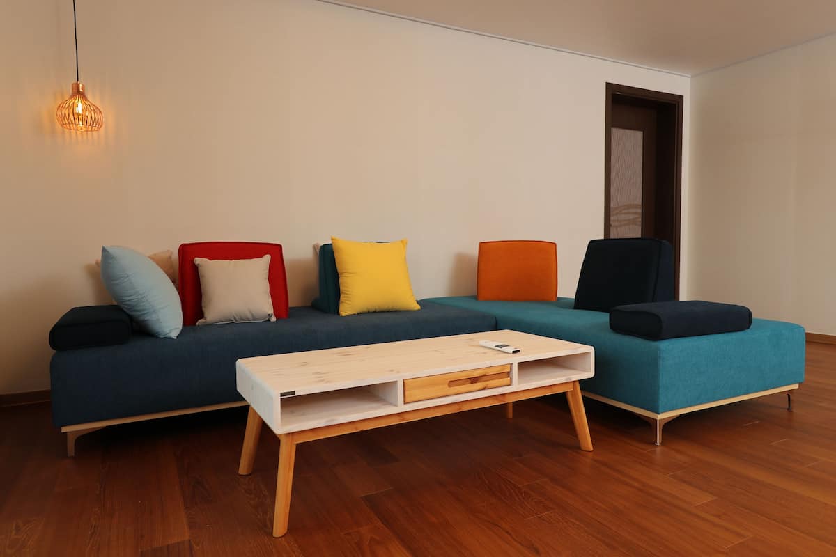 Flat-screen TV, heated floors
