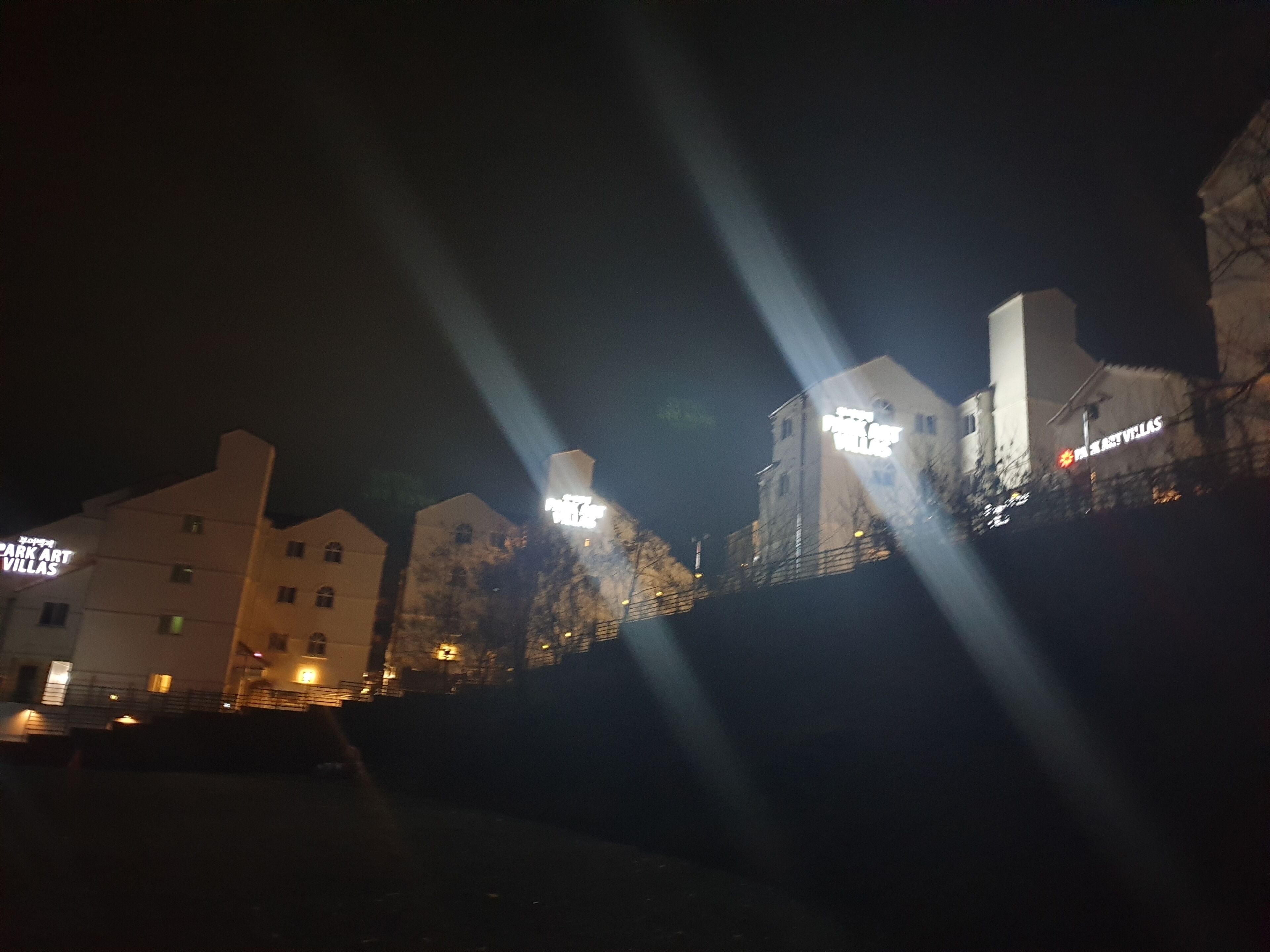 Um edifício com letreiros iluminados à noite.