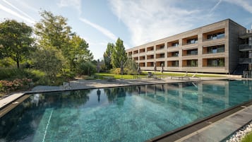 สระว่ายน้ำกลางแจ้ง