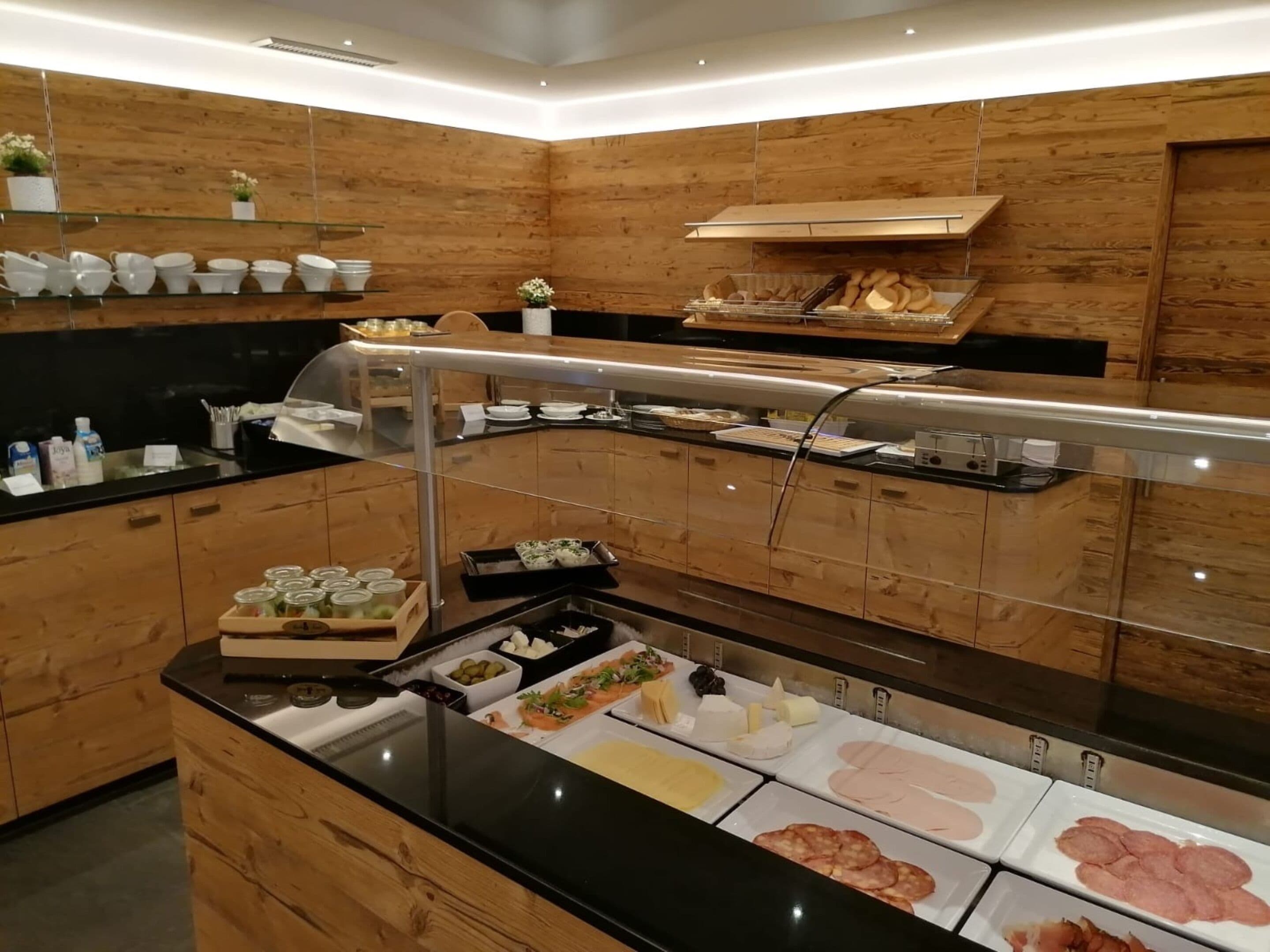 Una barra de buffet con diversos alimentos y utensilios.