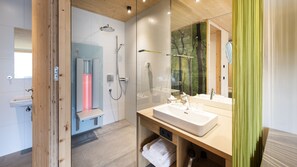 Junior Suite, Terrace | Bathroom | Shower, hair dryer, towels - Der Reschenhof (Mils)