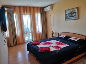 3 bedrooms, desk, iron/ironing board, free WiFi - HOLLY - Quiet guest house with seaview and a pool (Balchik)