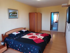 3 bedrooms, desk, iron/ironing board, free WiFi - HOLLY - Quiet guest house with seaview and a pool (Balchik)