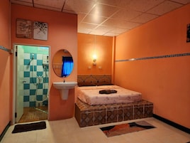 Escritorio, espacio para trabajar con laptop y cortinas blackout