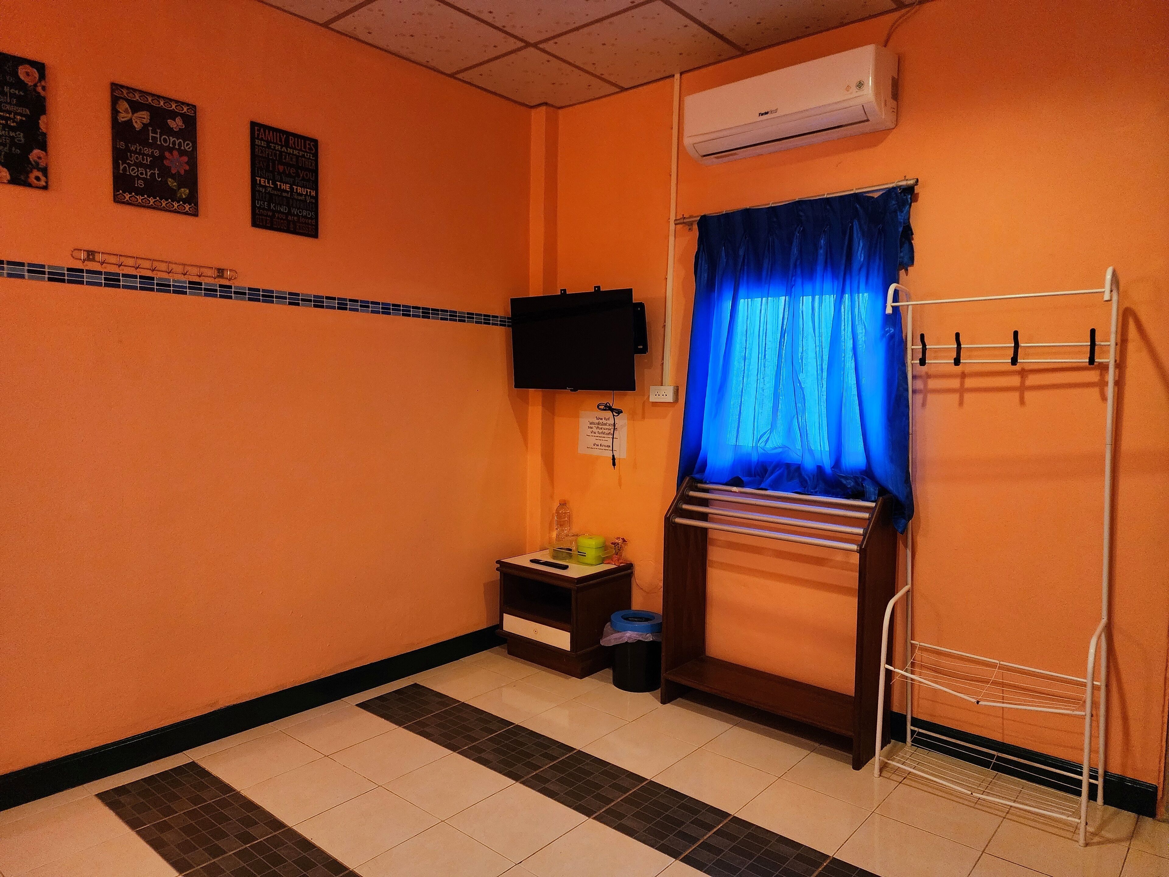Basic Room | Desk, laptop workspace, blackout curtains, free WiFi