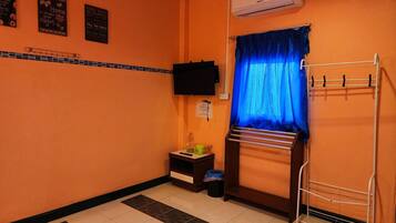 Basic Room | Desk, laptop workspace, blackout curtains, free WiFi