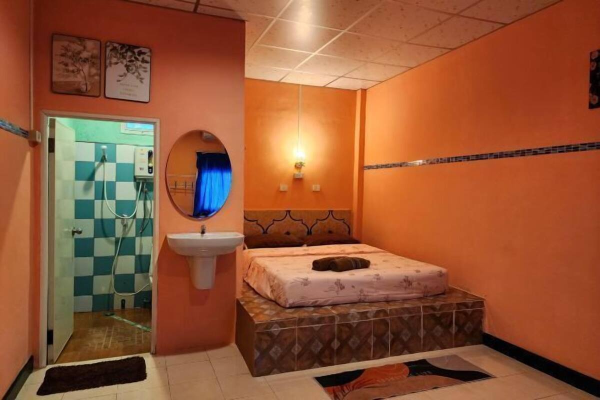 Escritorio, espacio para trabajar con laptop y cortinas blackout