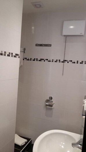 Ducha, artículos de higiene personal gratuitos y secador de pelo