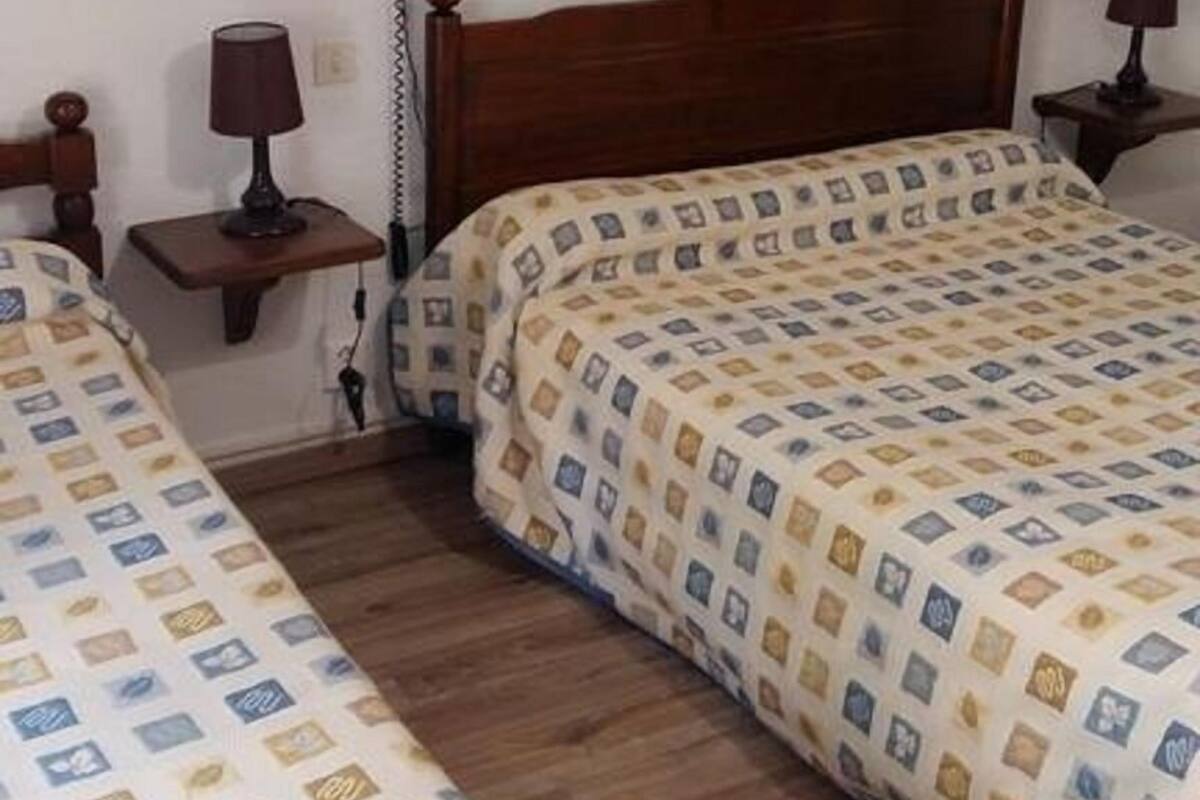 Espacio para trabajar con laptop y tabla de planchar con plancha