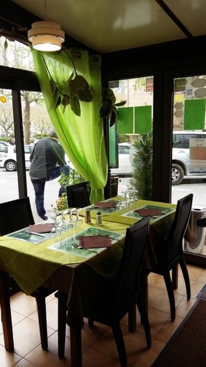 S'hi serveixen esmorzars, dinars i sopars 