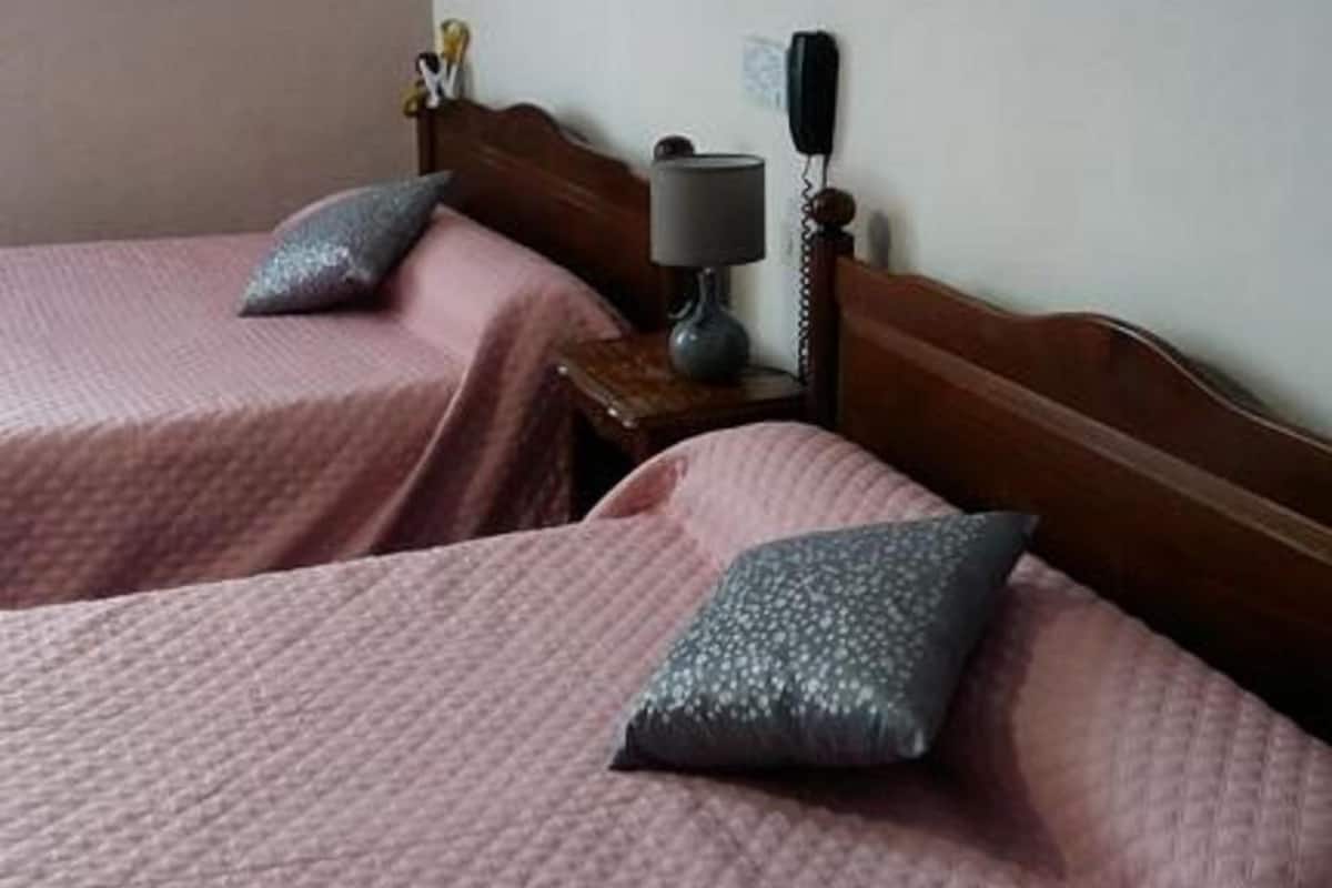 Espacio para trabajar con laptop y tabla de planchar con plancha