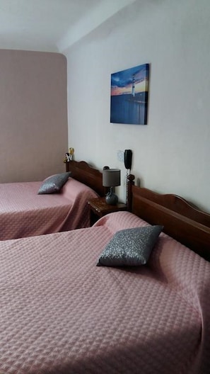 Quadruple Room | Individually decorated, individually furnished, laptop workspace - Hotel Du Roc (Castellane)